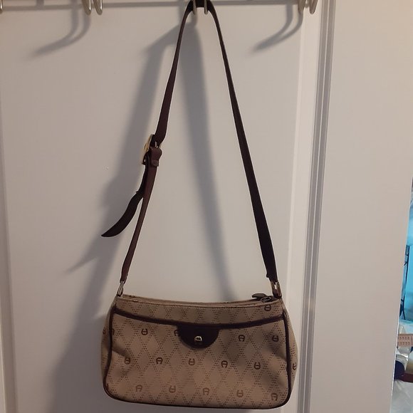 Lovely Aigner Beige Logo Shoulder Bag w Adjustable Strap - Picture 2 of 16